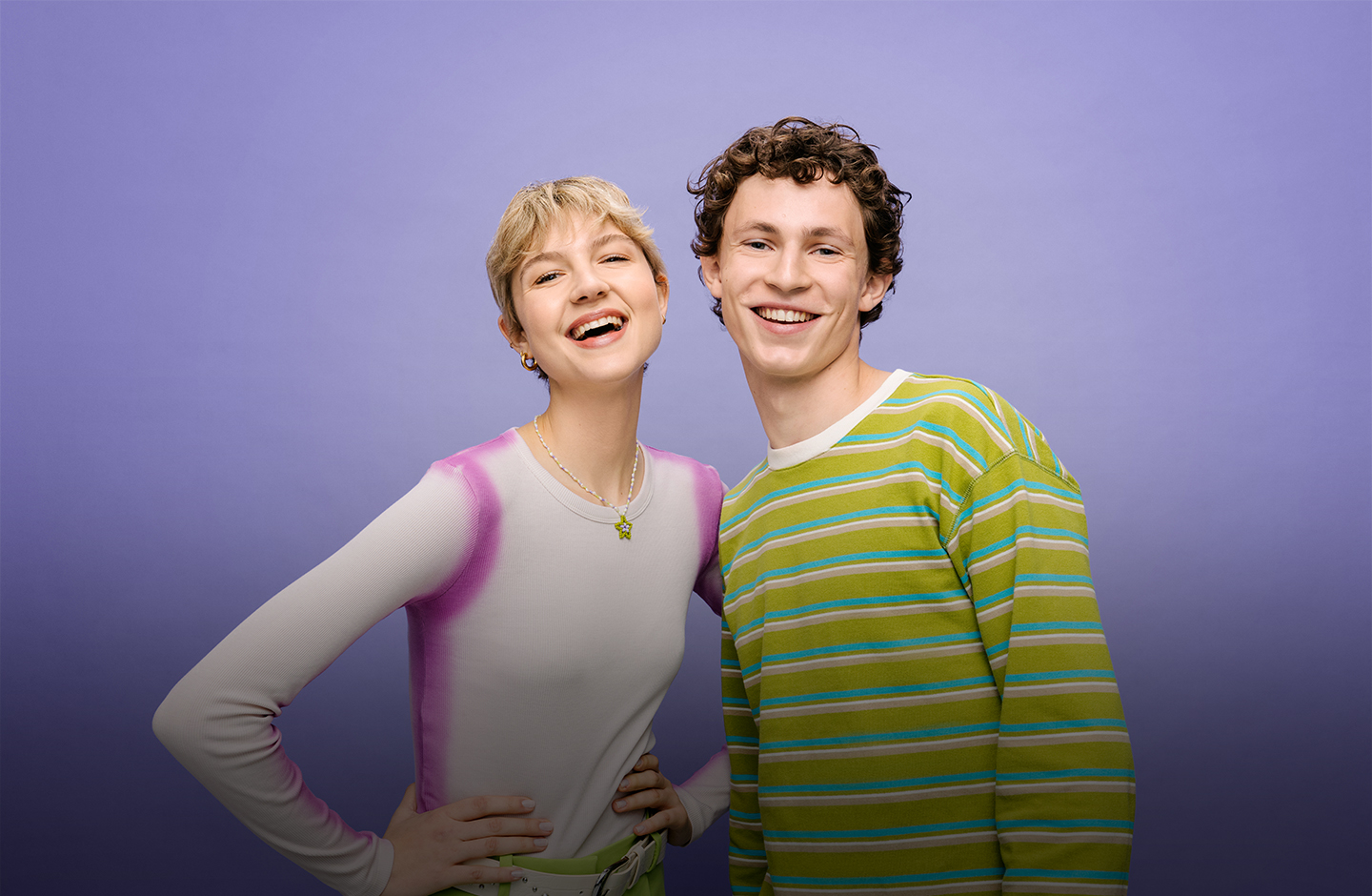 Jugendlicher lacht in die Kamera.